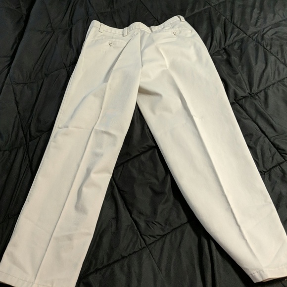 Great pair of Dockers 33x30 - Picture 2 of 3